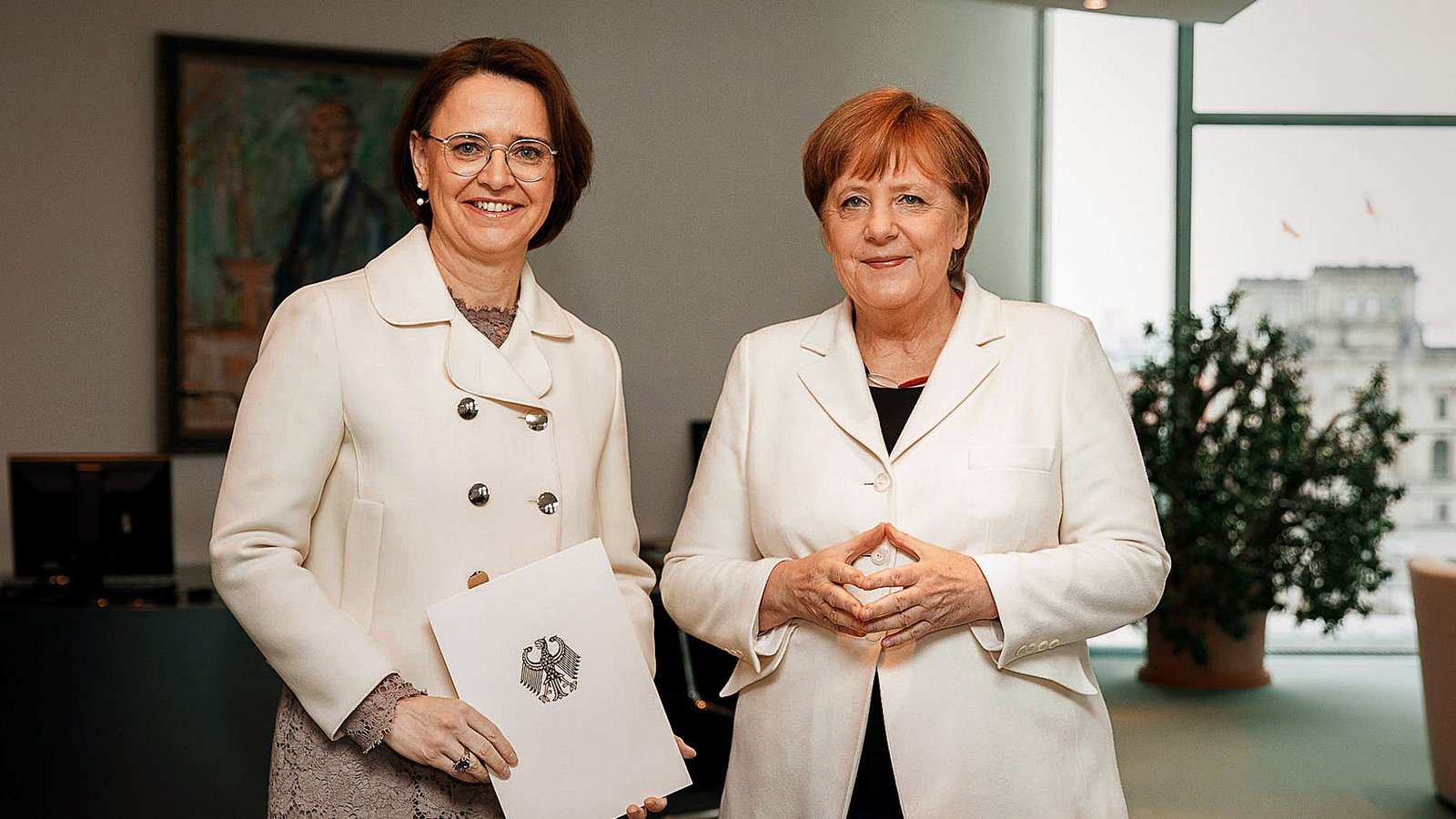 Im Jahr 2018 wurde Annette Widmann-Mauz von der Kanzlerin Angela Merkel zur Staatsministerin ernannt.Foto: Bundesregierung Sandra Steins, privat Im Jahr 2018 wurde Annette Widmann-Mauz von der Kanzlerin Angela Merkel zur Staatsministerin ernannt.Foto: Bundesregierung Sandra Steins, privat