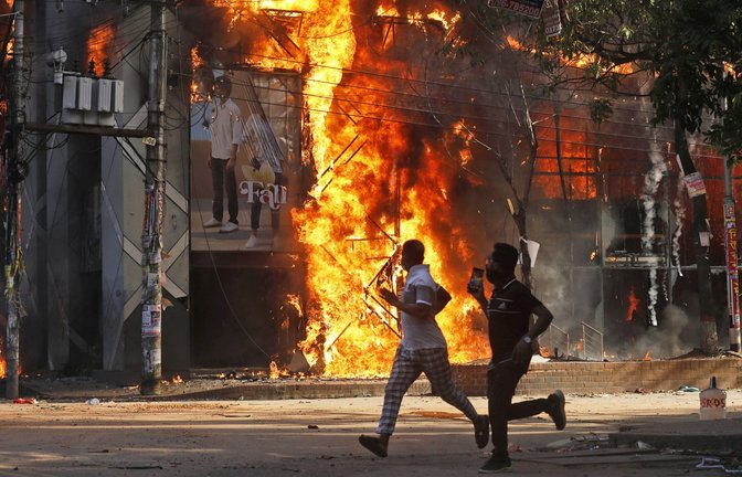 Bei den Protesten kam es zu gewaltsamen Zusammenstößen.<span class='image-autor'>Foto: dpa/Rajib Dhar</span>