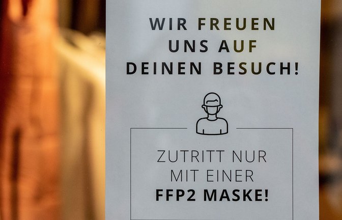 Ein Schild mit der Aufschrift „Zutritt nur mit einer FFP2 Maske!“ ist an einem Eingang zu einem Bekleidungsgeschäft in der Innenstadt von Göttingen  zu sehen.  Seit dem 3. April entfallen in großen Teilen Deutschlands nahezu alle Corona-Schutzmaßnahmen wie zum Beispiel Maskenpflicht und 3G-Regel.<span class='image-autor'>Foto: dpa/Swen Pförtner</span>