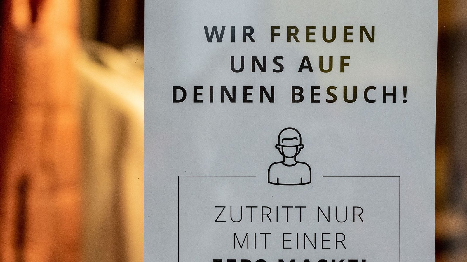 Ein Schild mit der Aufschrift „Zutritt nur mit einer FFP2 Maske!“ ist an einem Eingang zu einem Bekleidungsgeschäft in der Innenstadt von Göttingen  zu sehen.  Seit dem 3. April entfallen in großen Teilen Deutschlands nahezu alle Corona-Schutzmaßnahmen wie zum Beispiel Maskenpflicht und 3G-Regel.Foto: dpa/Swen Pförtner