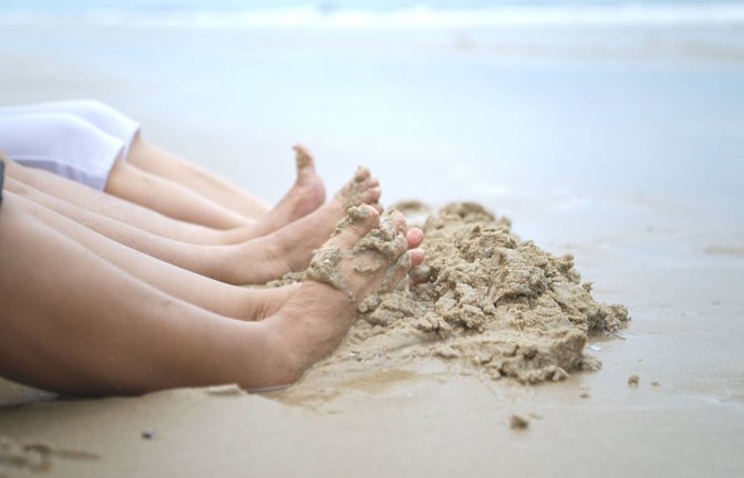 Barfuß am Strand zu sein ist ein echtes Sommervergnügen. Doch gerade bei Diabetikern können kleine Wunden gravierende Folgen haben: etwa ein schlecht heilendes Fußgeschwür.<span class='image-autor'>Foto: IMAGO/Zoonar</span>