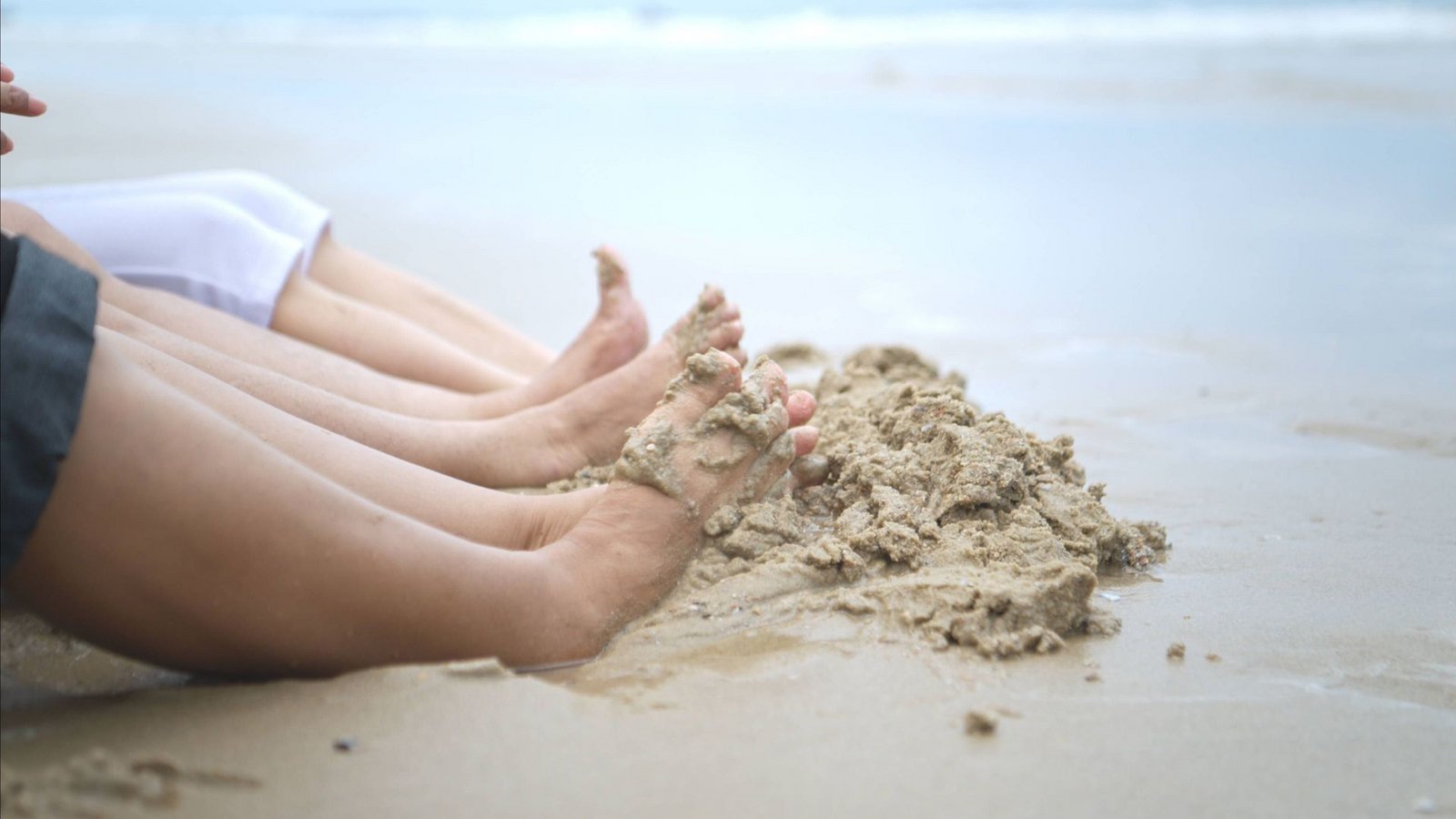Barfuß am Strand zu sein ist ein echtes Sommervergnügen. Doch gerade bei Diabetikern können kleine Wunden gravierende Folgen haben: etwa ein schlecht heilendes Fußgeschwür.Foto: IMAGO/Zoonar Barfuß am Strand zu sein ist ein echtes Sommervergnügen. Doch gerade bei Diabetikern können kleine Wunden gravierende Folgen haben: etwa ein schlecht heilendes Fußgeschwür.Foto: IMAGO/Zoonar