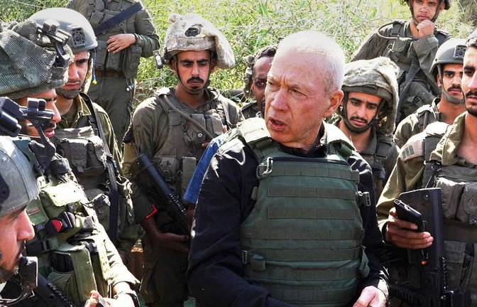 Israels Verteidigungsminister Yoav Gallant mit Soldaten<span class='image-autor'>Foto: IMAGO/ZUMA Wire/IMAGO/Ariel Hermoni/Israel Mod</span>