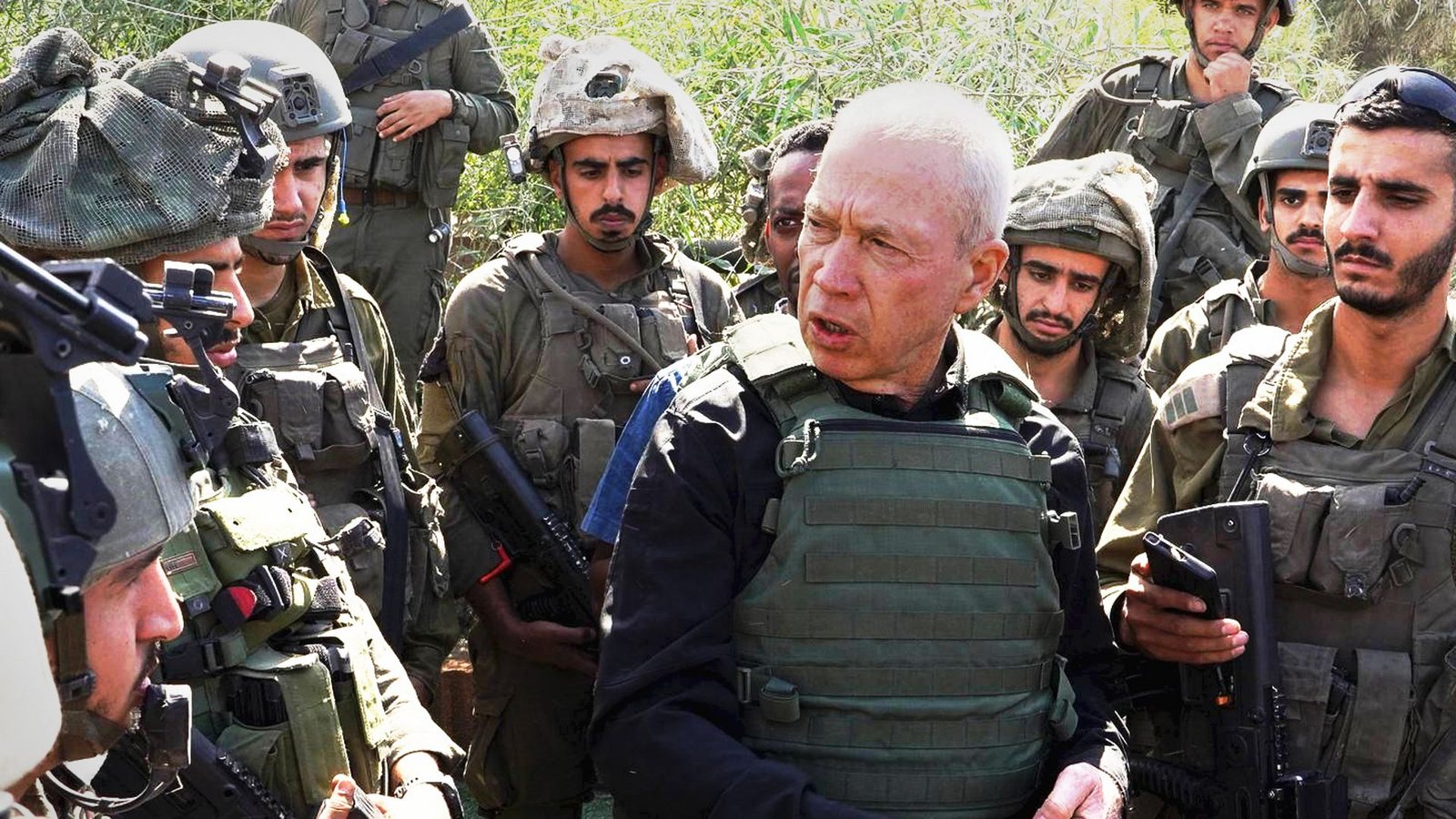 Israels Verteidigungsminister Yoav Gallant mit SoldatenFoto: IMAGO/ZUMA Wire/IMAGO/Ariel Hermoni/Israel Mod