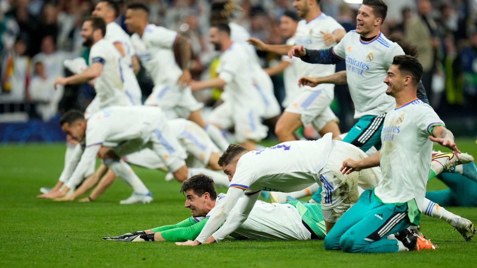Die Stars von Real Madrid werfen sich nach ihrem 3:1-Sieg gegen Man City überglücklich auf den Rasen. Das Team steht damit im Finale der Champions League gegen den FC Liverpool.Foto: Manu Fernandez/AP/dpa