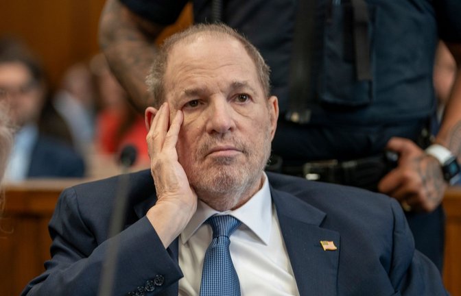 Harvey Weinstein war gestern zum ersten Mal wieder in einem New Yorker Gerichtssaal, seit seine Verurteilung wegen Vergewaltigung im Jahr 2020.<span class='image-autor'>Foto: David Dee Delgado/POOL Reuters/AP</span>