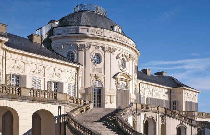 Paare, die sich küssen, kommen an Valentinstag kostenlos ins Schloss Solitude.<span class='image-autor'>Foto: ©LMZ-BW / Feist</span>