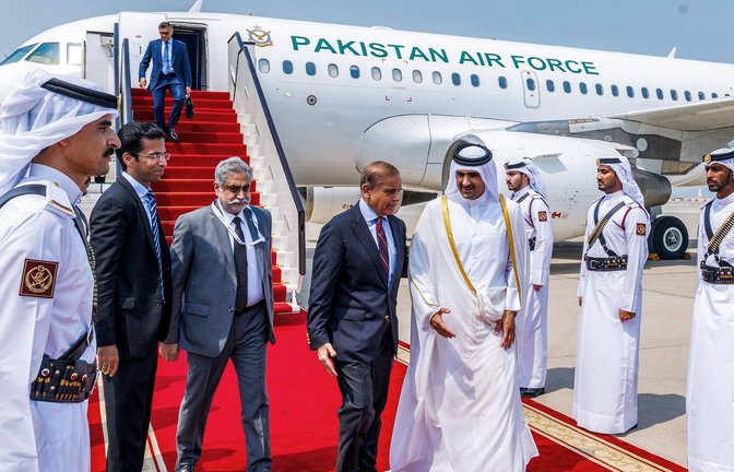 Auch der pakistanische Premier Shehbaz Sharif (2. v. re.) wurde in Doha empfangen.<span class='image-autor'>Foto: AFP</span>