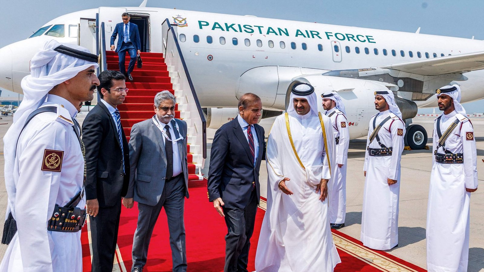 Auch der pakistanische Premier Shehbaz Sharif (2. v. re.) wurde in Doha empfangen.Foto: AFP Auch der pakistanische Premier Shehbaz Sharif (2. v. re.) wurde in Doha empfangen.Foto: AFP