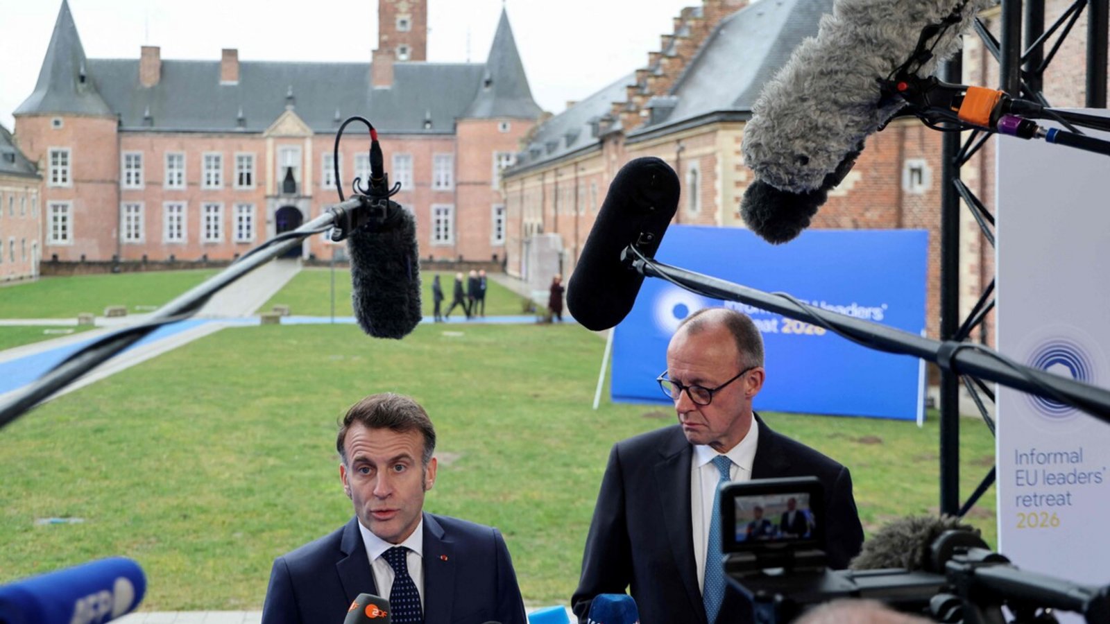Frankreichs Präsident Macron (links) und Kanzler Merz suchen auf dem EU-Gipfel in Alden Biesen nach Wegen, die EU wieder auf Wachstumskurs zu bringen.Foto: AFP Frankreichs Präsident Macron (links) und Kanzler Merz suchen auf dem EU-Gipfel in Alden Biesen nach Wegen, die EU wieder auf Wachstumskurs zu bringen.Foto: AFP