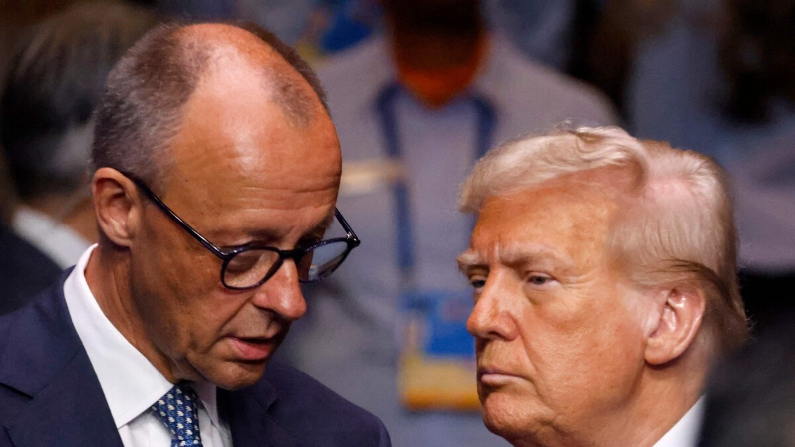 Bundeskanzler Friedrich Merz (li.) im Gespräch mit dem amerikanischen Präsidenten Donald TrumpFoto: AFP