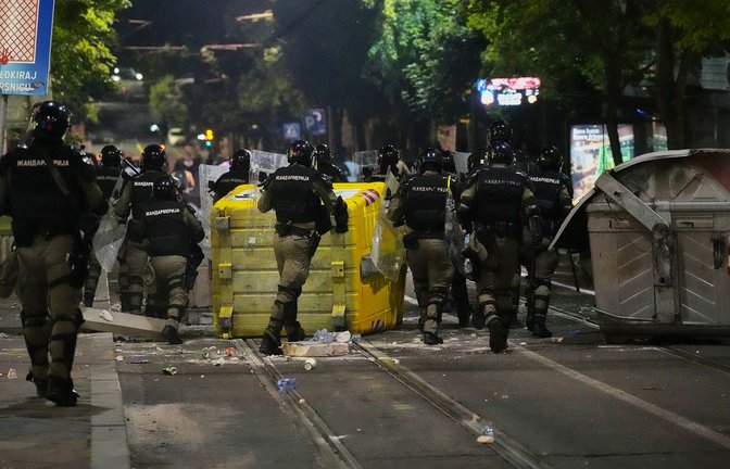 Am Rande der Kundgebung kam es zu Ausschreitungen.<span class='image-autor'>Foto: Darko Vojinovic/AP/dpa</span>