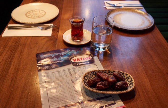 Datteln sind das traditionelle Lebensmittel zum Fastenbrechen am Abend, dem Iftar.<span class='image-autor'>Foto: dpa/Georg Wendt</span>