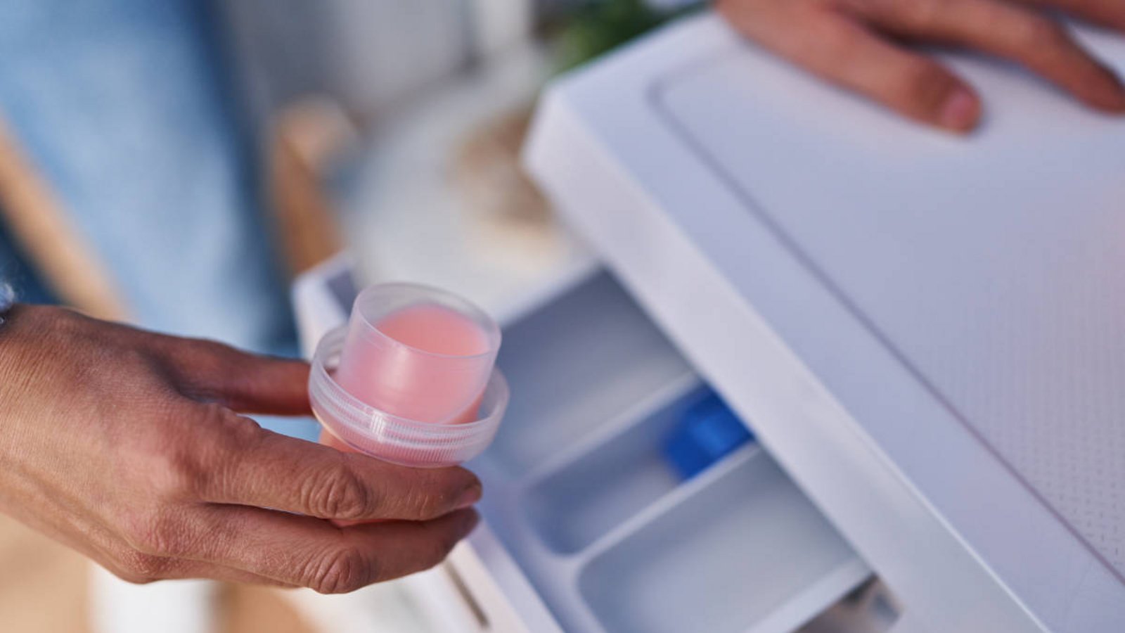 In diesem Artikel stellen wir Ihnen 7 Alternativen für Weichspüler vor. Weiche und duftende Wäsche ohne Weichspüler.Foto: Krakenimages.com / Shutterstock.com