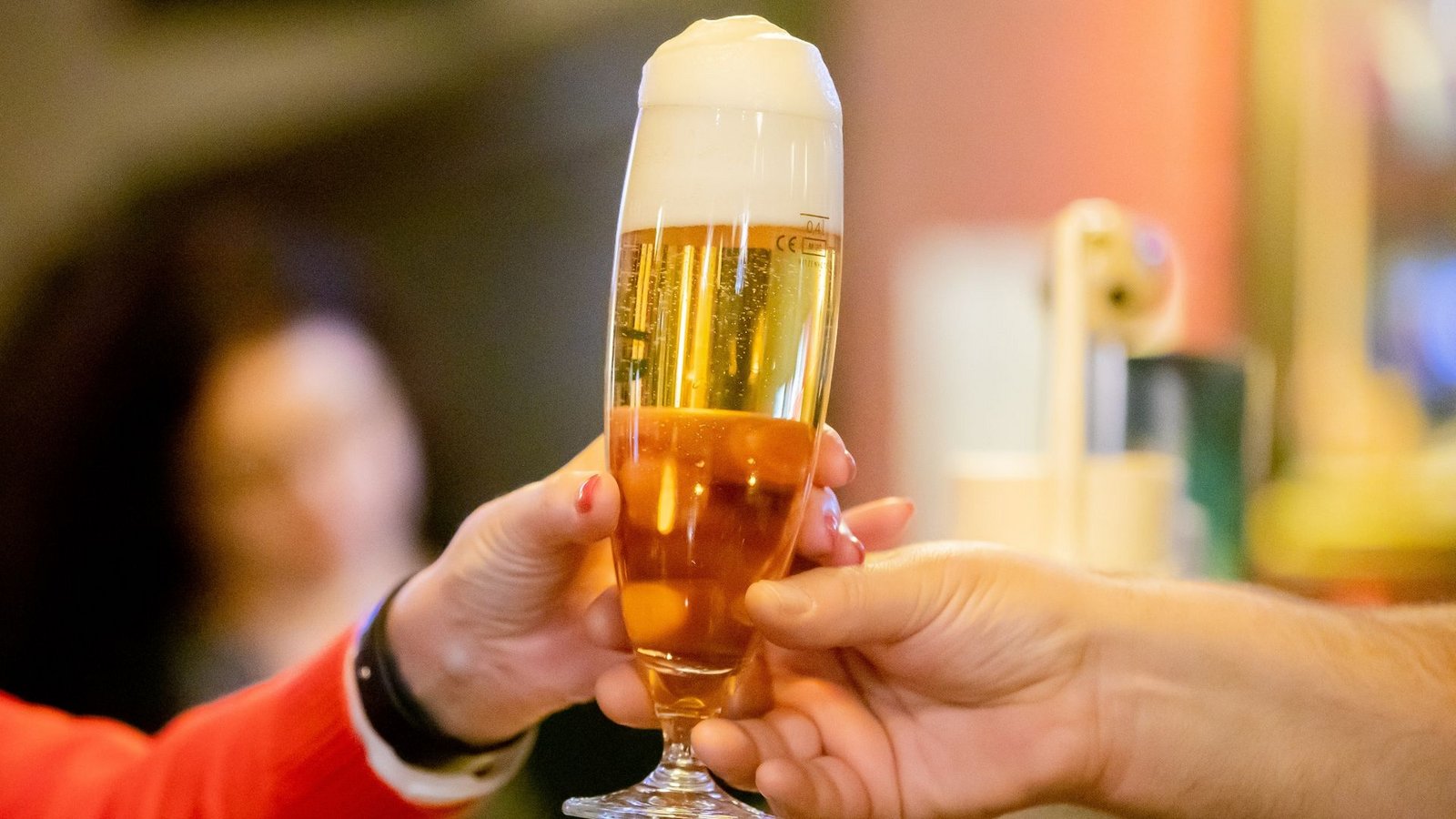 Der Bierabsatz in Deutschland ist nach den Corona-Jahren wieder leicht gestiegen.Foto: Christoph Soeder/dpa