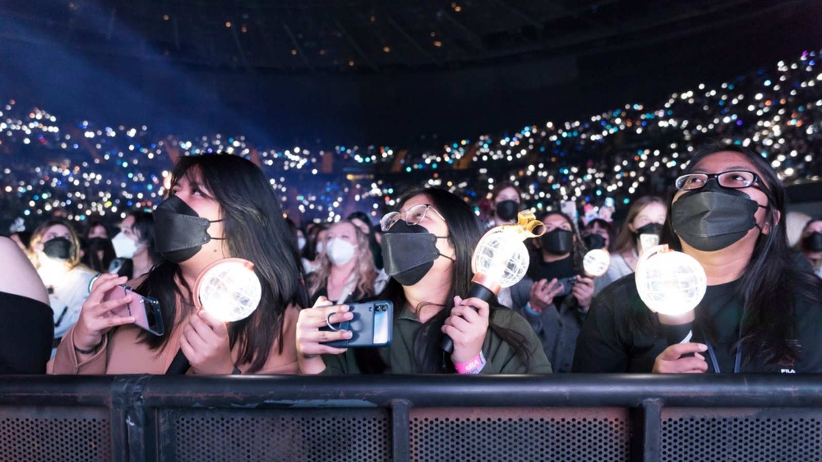 Lightsticks sind ein beliebtes Accessoire auf K-Pop-Konzerten, wie hier bei ATEEZ 2022 in Kalifornien.Foto: Sam the Leigh/ Shutterstock Lightsticks sind ein beliebtes Accessoire auf K-Pop-Konzerten, wie hier bei ATEEZ 2022 in Kalifornien.Foto: Sam the Leigh/ Shutterstock