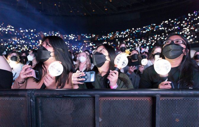 Lightsticks sind ein beliebtes Accessoire auf K-Pop-Konzerten, wie hier bei ATEEZ 2022 in Kalifornien.<span class='image-autor'>Foto: Sam the Leigh/ Shutterstock</span>