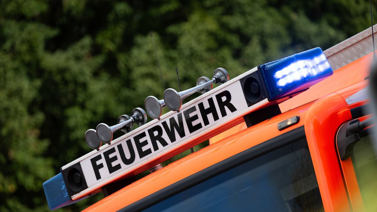 Die Feuerwehr war mit vier Fahrzeugen und 21 Einsatzkräften vor Ort. (Symbolbild)Foto: dpa/Marijan Murat