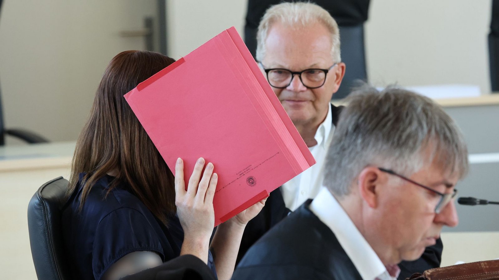 Die wegen Mordes an dem achtjährigen Fabian angeklagte Frau schweigt bislang zu den Vorwürfen.Foto: Bernd Wüstneck/dpa