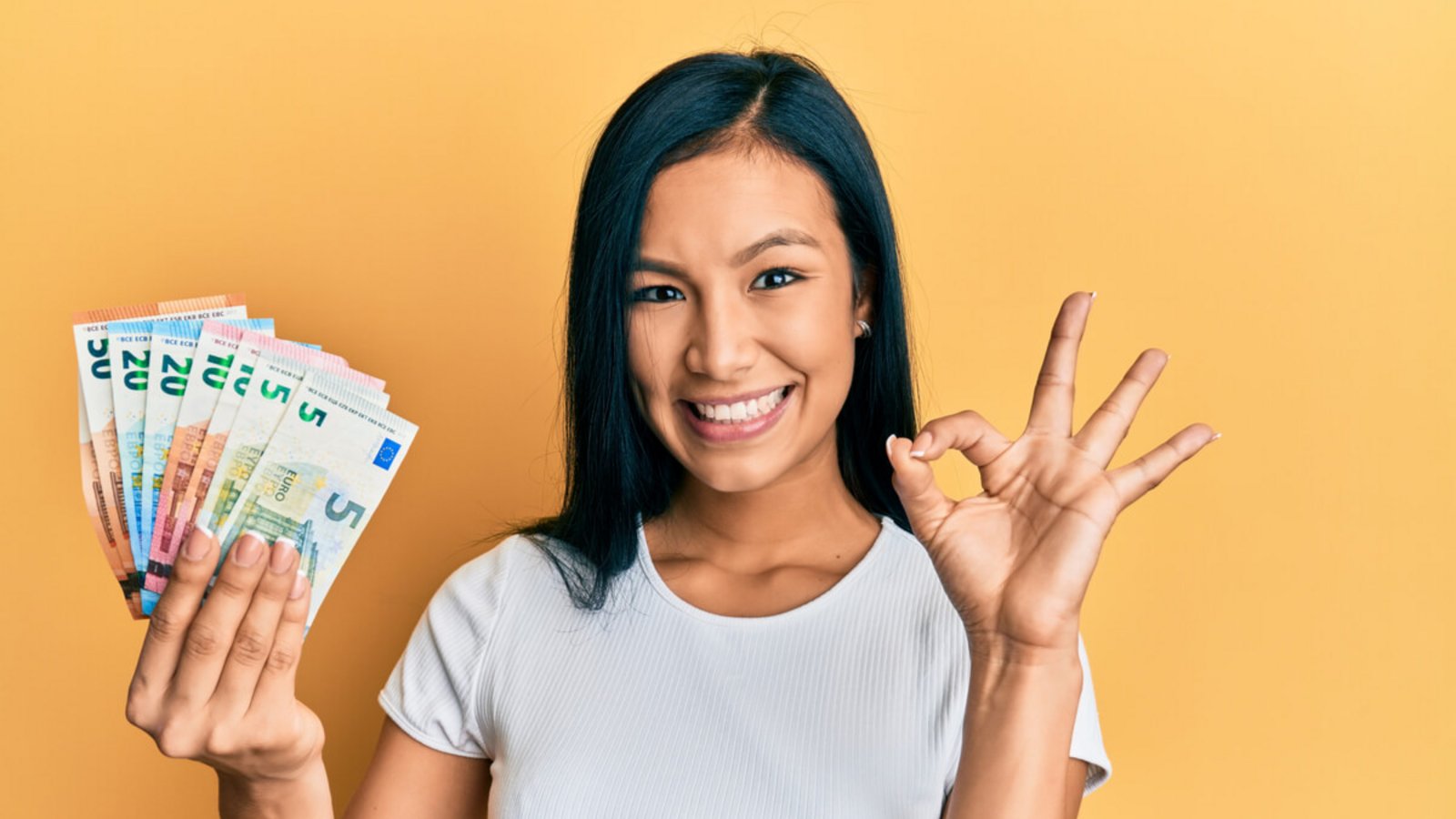 10, 20 oder 50 Euro? - Wie viel Geld als Geschenk bei einer Taufe angemessen ist, erfahren Sie hier im Artikel.Foto: Krakenimages.com / Shutterstock.com 10, 20 oder 50 Euro? - Wie viel Geld als Geschenk bei einer Taufe angemessen ist, erfahren Sie hier im Artikel.Foto: Krakenimages.com / Shutterstock.com