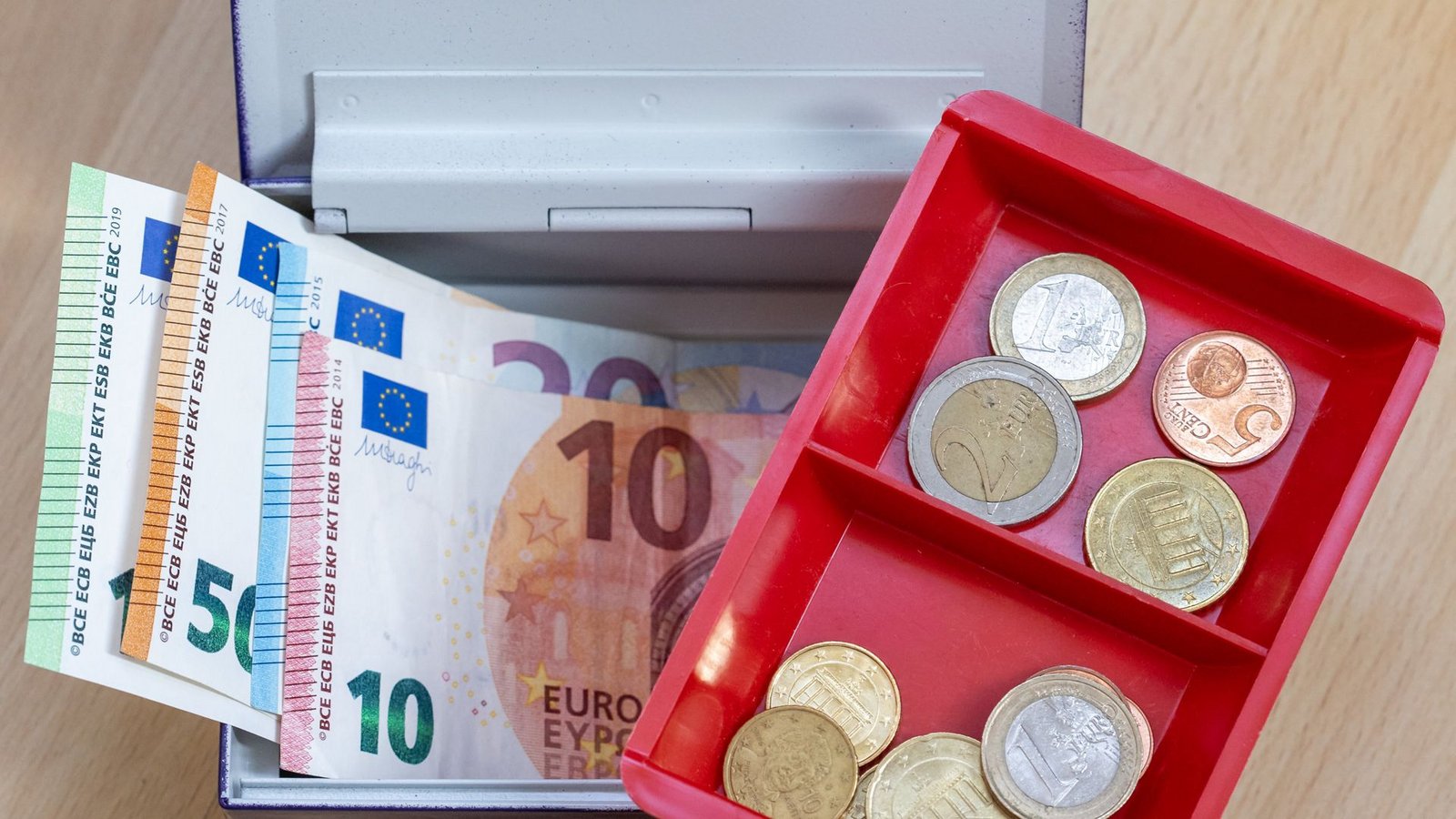 Am höchsten verschuldet sind Einwohner des Saarlands, gefolgt von Hessen und Rheinland-Pfalz. (Symbolbild)Foto: dpa/Daniel Karmann Am höchsten verschuldet sind Einwohner des Saarlands, gefolgt von Hessen und Rheinland-Pfalz. (Symbolbild)Foto: dpa/Daniel Karmann
