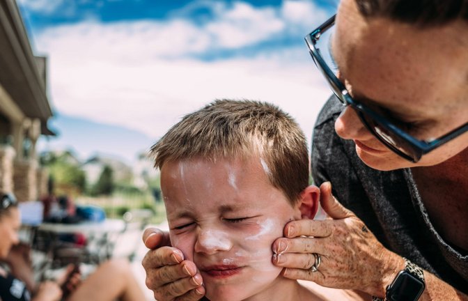 Hautärzte warnen: Kinder sollten grundsätzlich nie ungeschützt der direkten Sonne ausgesetzt sein.<span class='image-autor'>Foto: imago/Cavan Images</span>