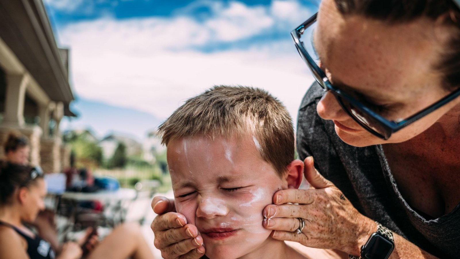 Hautärzte warnen: Kinder sollten grundsätzlich nie ungeschützt der direkten Sonne ausgesetzt sein.Foto: imago/Cavan Images Hautärzte warnen: Kinder sollten grundsätzlich nie ungeschützt der direkten Sonne ausgesetzt sein.Foto: imago/Cavan Images
