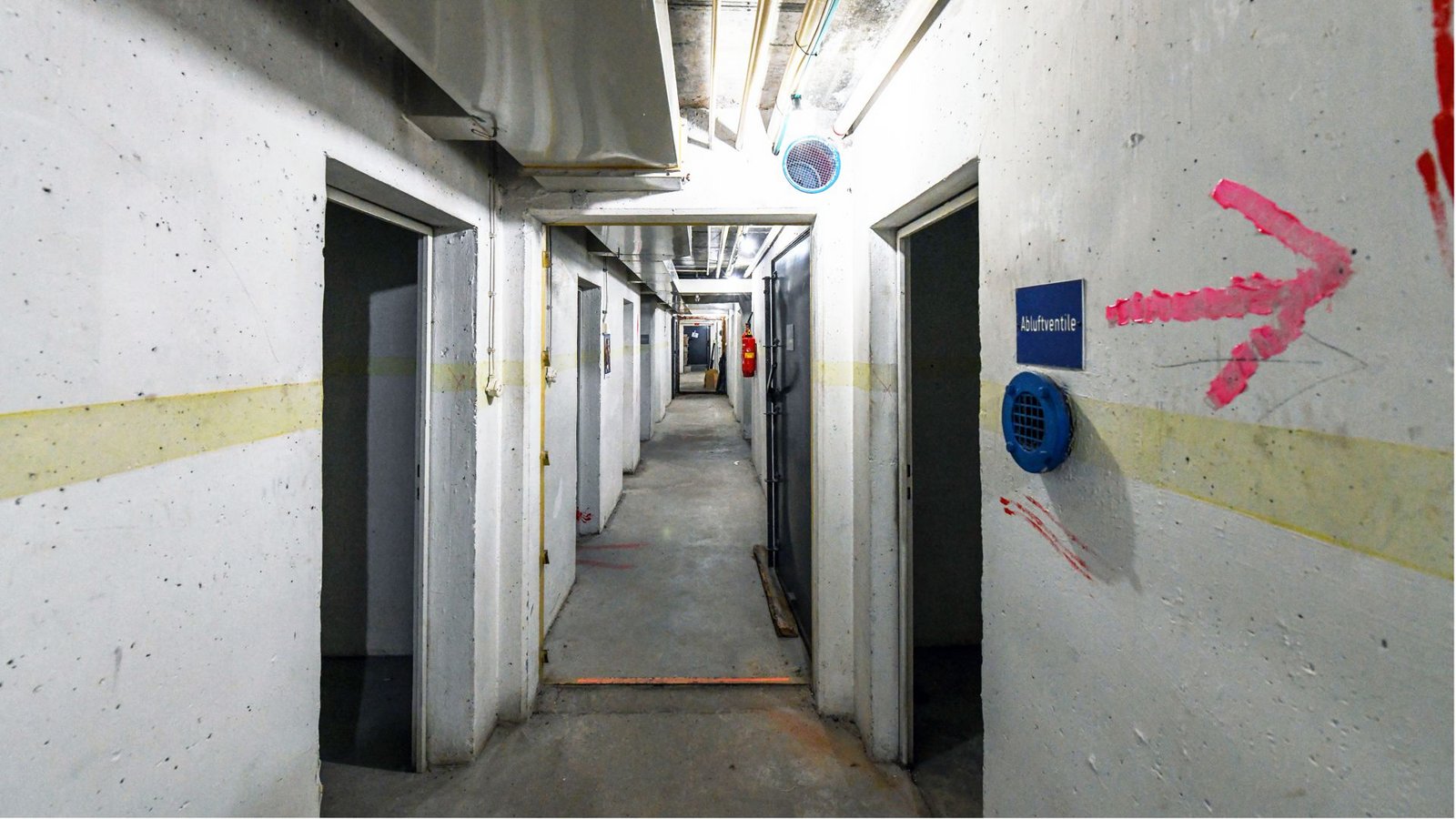 Unterirdischer Krankenhausgang in Rottenburg mit fluoreszierenden Streifen an den Wänden. Sie  sollten bei Stromausfall für Orientierung sorgen.Foto: LAD/Uli Regenscheit