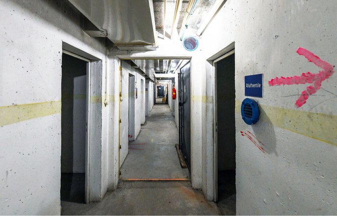 Unterirdischer Krankenhausgang in Rottenburg mit fluoreszierenden Streifen an den Wänden. Sie  sollten bei Stromausfall für Orientierung sorgen.<span class='image-autor'>Foto: LAD/Uli Regenscheit</span>