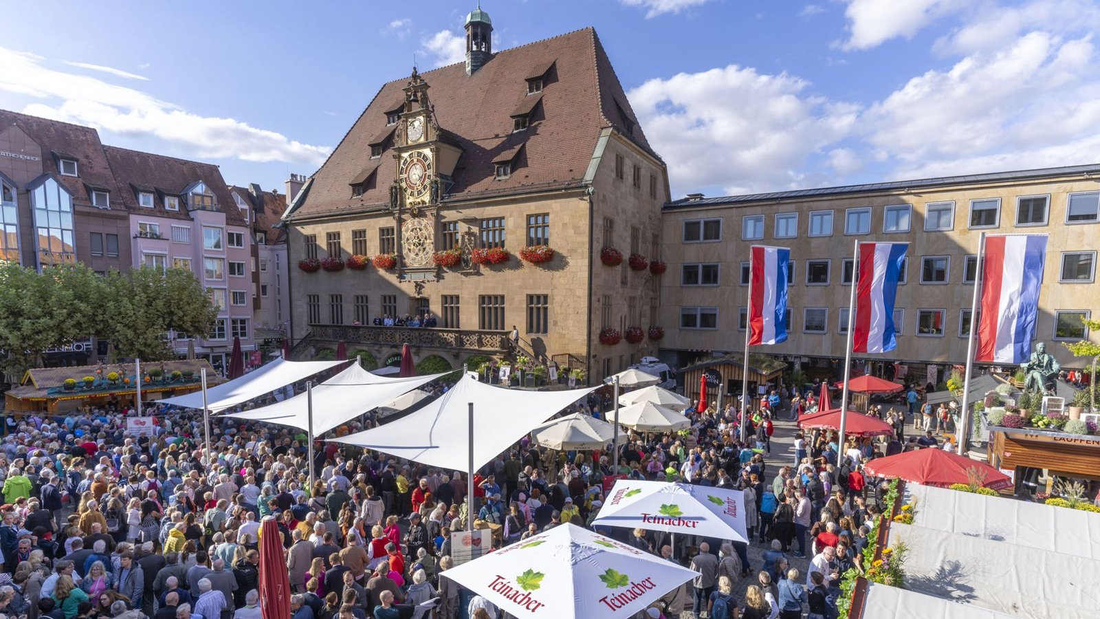 Hunderte singen vor dem Heilbronner Rathaus „Kein schöner Land“.Foto: HMG/Jürgen Haffner Hunderte singen vor dem Heilbronner Rathaus „Kein schöner Land“.Foto: HMG/Jürgen Haffner