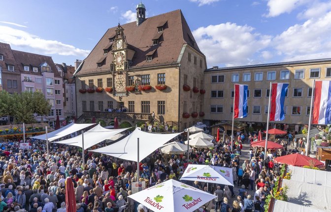 Hunderte singen vor dem Heilbronner Rathaus „Kein schöner Land“.<span class='image-autor'>Foto: HMG/Jürgen Haffner</span>