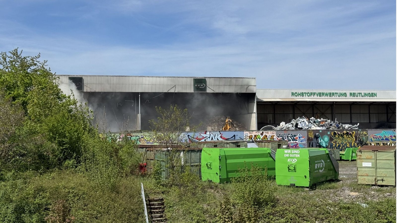 Am Vormittag kam es auf einem Wertstoffhof zu einem Großbrand.Foto: SDMG Am Vormittag kam es auf einem Wertstoffhof zu einem Großbrand.Foto: SDMG