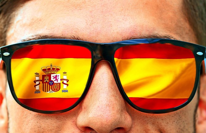 Spanien im Blick: Viele deutsche Auswanderer zieht es in den sonnigen Süden.<span class='image-autor'>Foto: Jürgen Fälchle - stock.adobe.comFotos: Adobe Stock/Jürgen Fälchle, Rumana, Montage: Volker Detsch</span>