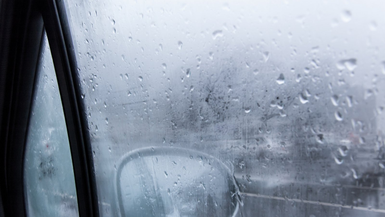 Bei Feuchtigkeit im Auto beschlagen die Scheiben von innen.Foto: DrimaFilm / shutterstock.com Bei Feuchtigkeit im Auto beschlagen die Scheiben von innen.Foto: DrimaFilm / shutterstock.com