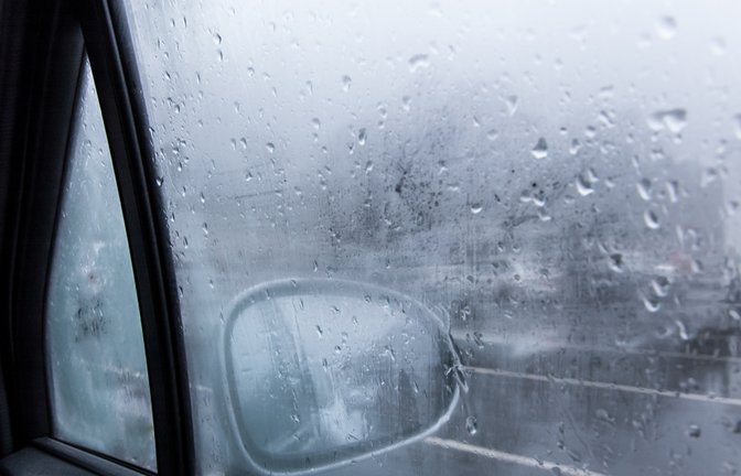 Bei Feuchtigkeit im Auto beschlagen die Scheiben von innen.<span class='image-autor'>Foto: DrimaFilm / shutterstock.com</span>