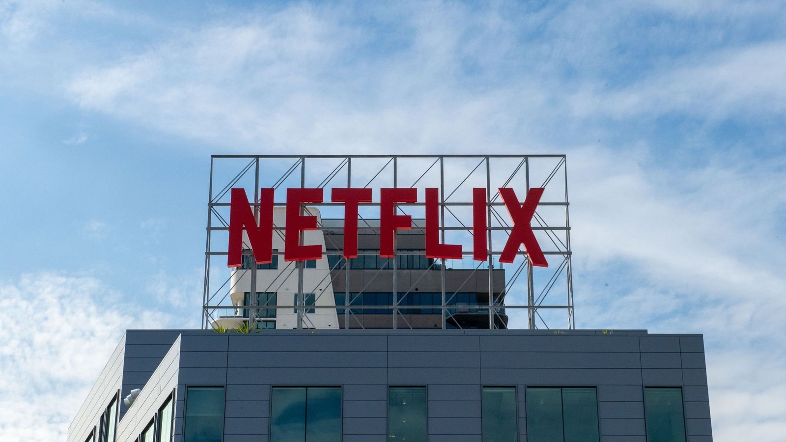 Netflix hat nun weltweit 269,6 Millionen zahlende Kunden.Foto: Andrej Sokolow/dpa
