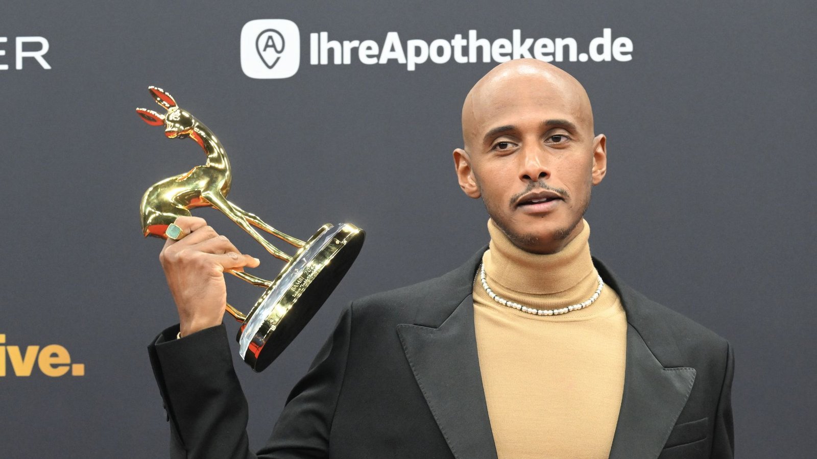 Teddy Teclebrhan gewinnt einen Bambi.Foto: Felix Hörhager/dpa