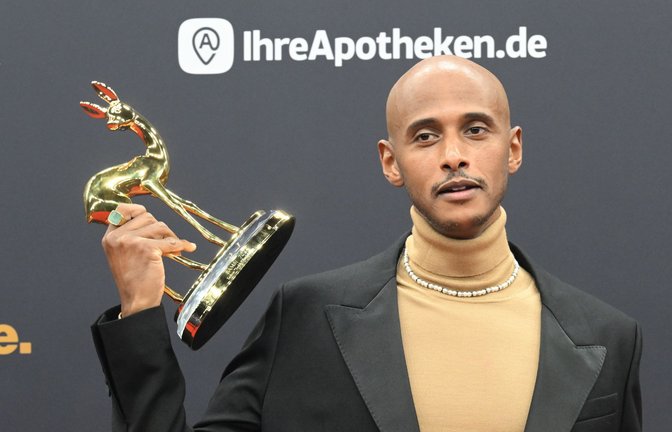 Teddy Teclebrhan gewinnt einen Bambi.<span class='image-autor'>Foto: Felix Hörhager/dpa</span>