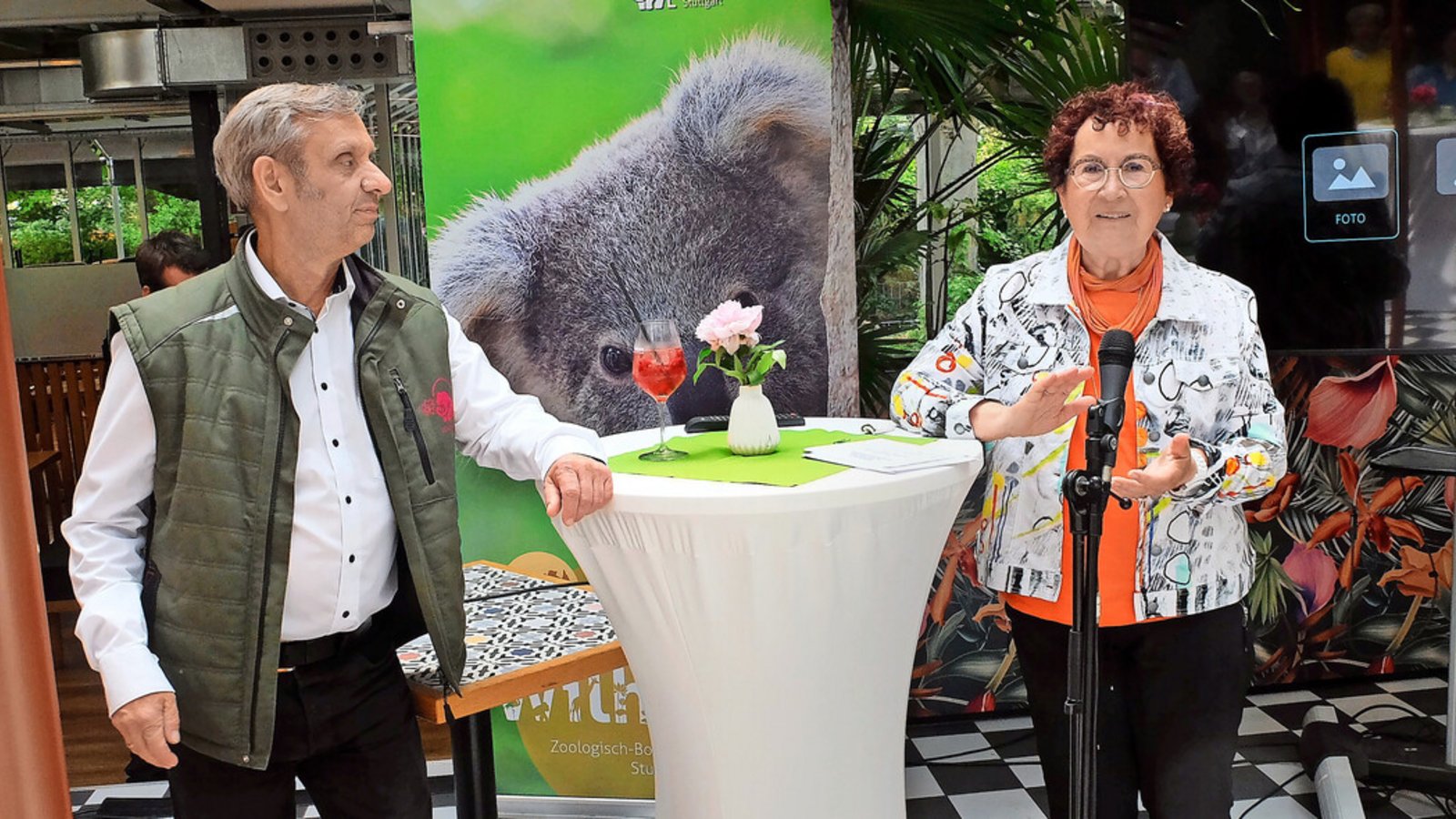 Gerlinde Kretschmann (rechts) und Wilhelma-Direktor Thomas Kölpin beim Ehrenamtskaffee in der Wilhelma.Foto: Gerlinde Kretschmann (rechts) und Wilhelma-Direktor Thomas Kölpin beim Ehrenamtskaffee in der Wilhelma.Foto: 