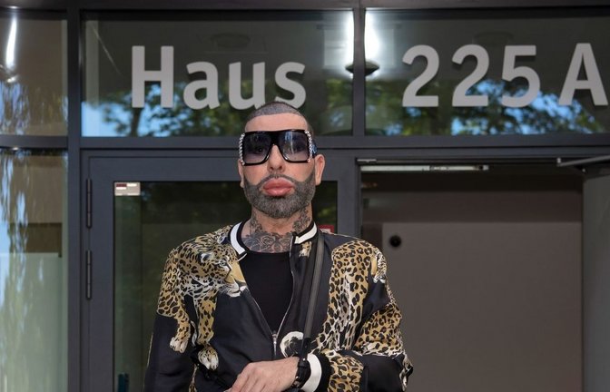 Modeschöpfer Harald Glööckler vor einem Ärztehaus in Berlin.<span class='image-autor'>Foto: Paul Zinken/dpa</span>