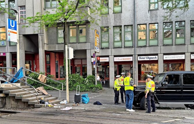 Die Polizei untersuchte den Unfallort an der Kreuzung Charlotten- und Olgastraße am Abend des 2. Mai 2025.<span class='image-autor'>Foto: SDMG, dpa</span>
