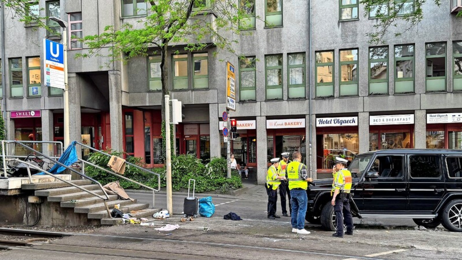 Die Polizei untersuchte den Unfallort an der Kreuzung Charlotten- und Olgastraße am Abend des 2. Mai 2025.Foto: SDMG, dpa Die Polizei untersuchte den Unfallort an der Kreuzung Charlotten- und Olgastraße am Abend des 2. Mai 2025.Foto: SDMG, dpa