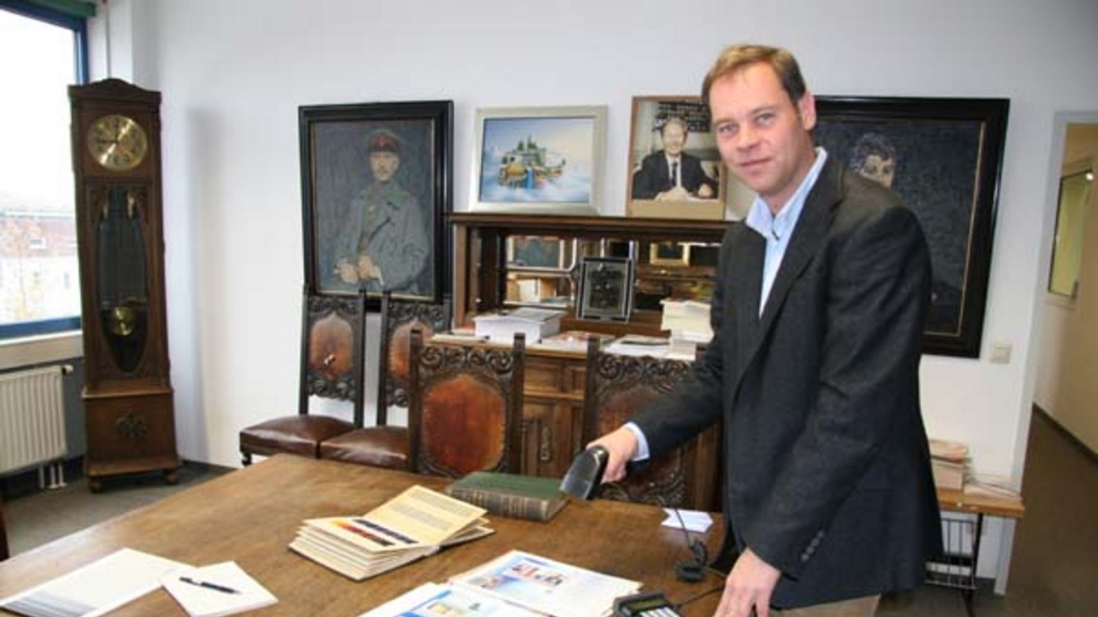 Firmenchef Martin Wennberg demonstriert den Scanner. Fotos: Rücker