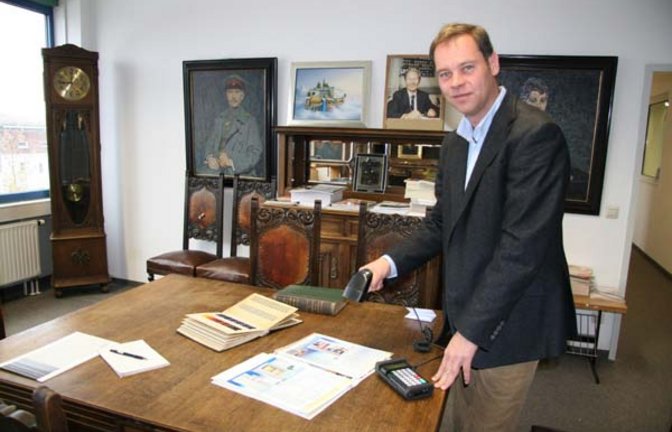 Firmenchef Martin Wennberg demonstriert den Scanner. Fotos: Rücker
