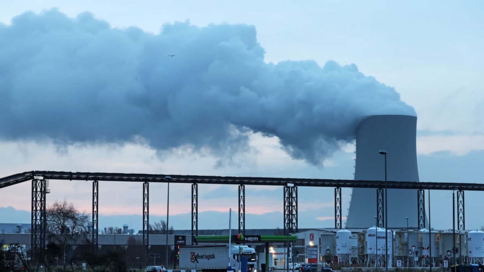 Die EU-Kommission will mit dem Emissionshandel ein zentrales Instrument für den Klimaschutz in der Wirtschaft abschwächen (Symbolfoto).Bernd Wüstneck/dpa