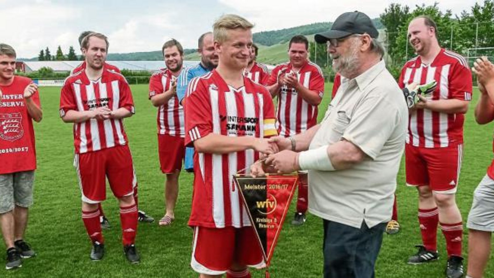 Staffelleiter Bernd Stäcker (vorne rechts) übergibt den Meisterwimpel an Florian Schulz, den Spielführer des TSV Großglattbach II. Foto: Simecek Staffelleiter Bernd Stäcker (vorne rechts) übergibt den Meisterwimpel an Florian Schulz, den Spielführer des TSV Großglattbach II. Foto: Simecek