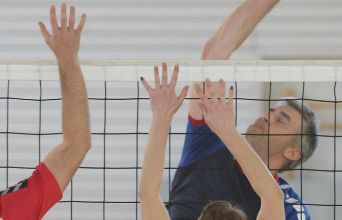 Andreas Gabriel (am Schlag) hat sich mit dem VfB Eberdingen die Meisterschaft in der Mixed-2/4-Staffel D 1 Nord gesichert. Der große Kader war ein Schlüssel zum Erfolg. <span class='image-autor'>Foto: Nachreiner</span>