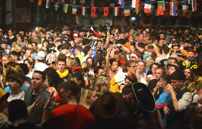 Dicht an dicht: Bei der Faschingsparty in Zaisersweiher geht es hoch her. <span class='image-autor'>Foto: Stahlfeld</span>