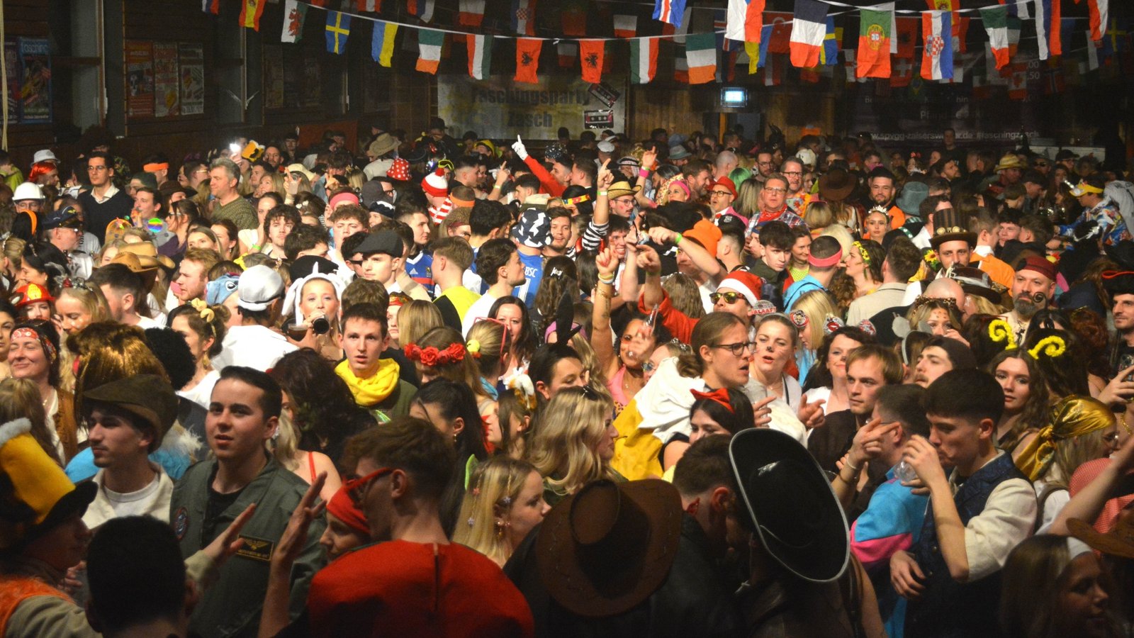 Dicht an dicht: Bei der Faschingsparty in Zaisersweiher geht es hoch her. Foto: Stahlfeld