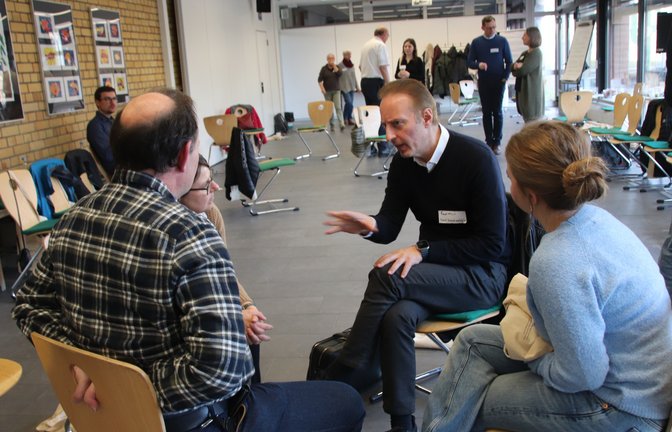 Der Bundestagsabgeordnete Macit Karaahmetoglu (Mitte) im Dialog mit Teilnehmern des Wahlkreistags. <span class='image-autor'>Foto: Arning</span>